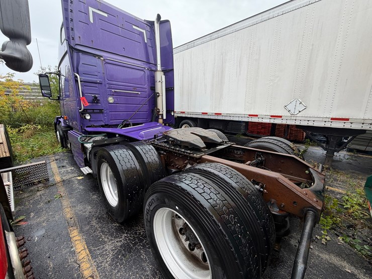 #1662-•-volvo-sleeper-cab-truck-tractor-image-3