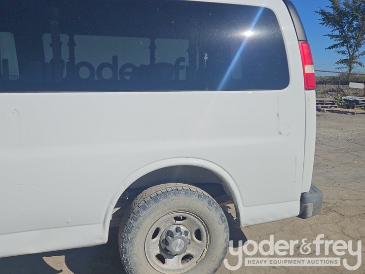 2017-chevrolet-3500-image-39