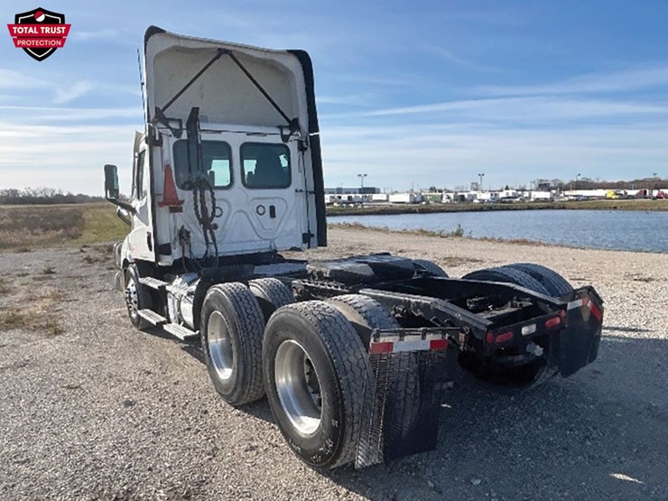 2021-freightliner-cascadia-126-image-2
