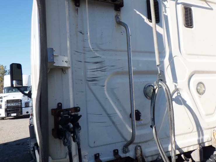 2015-freightliner-cascadia-125-image-17