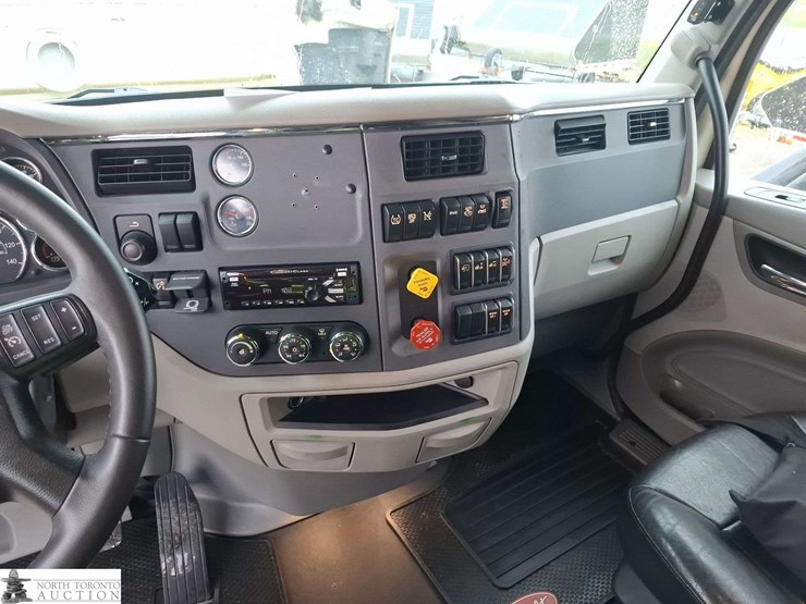 2020-peterbilt-579-image-12
