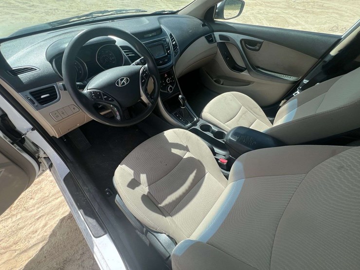 2015-hyundai-elantra-4-door-sedan-(177,178-miles)-image-11