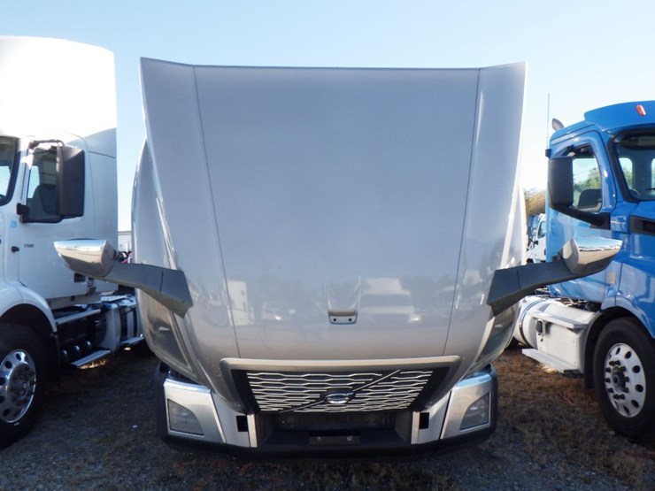 2019-volvo-vnl860-image-22