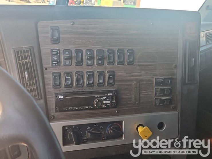 2019-freightliner-122sd-image-24