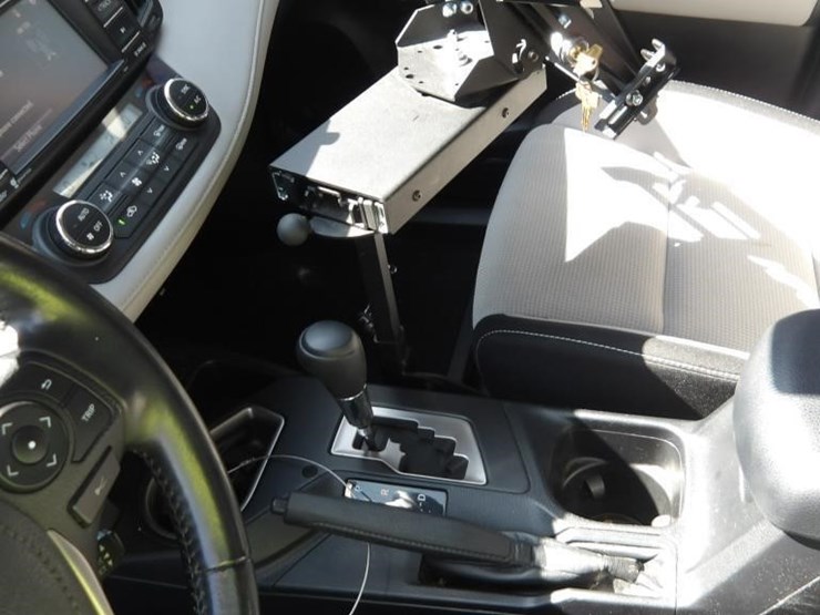 2017-toyota-rav4-xle-image-19