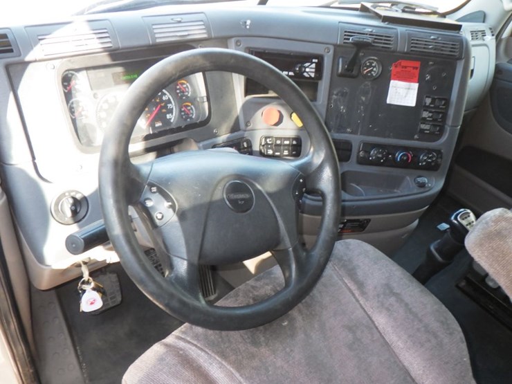2017-freightliner-cascadia-125-image-16