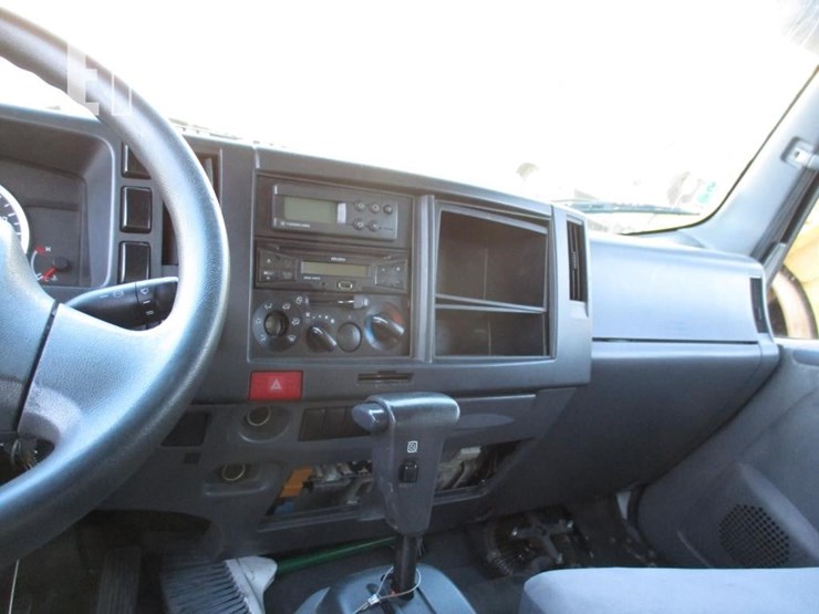 2016-isuzu-nqr-image-10