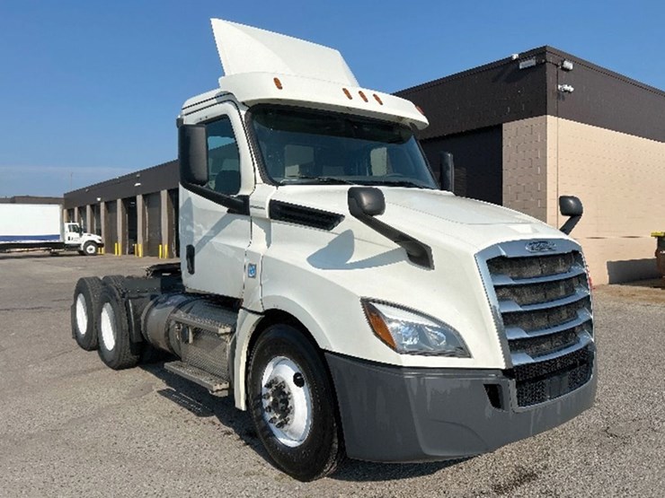 2019-freightliner-cascadia-126-image-1