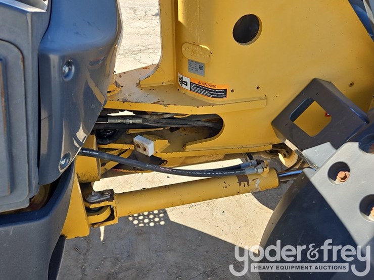 2019-deere-204l-image-14