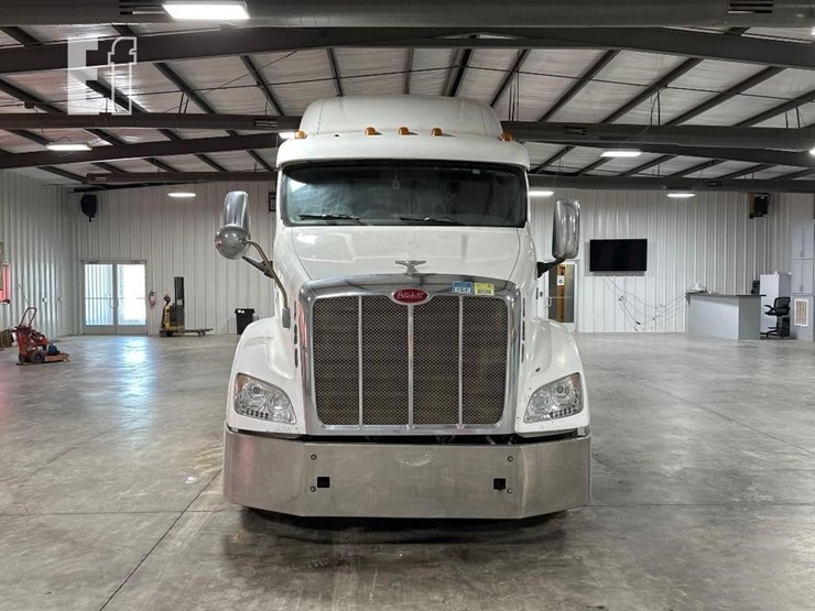 2012-peterbilt-587-image-7