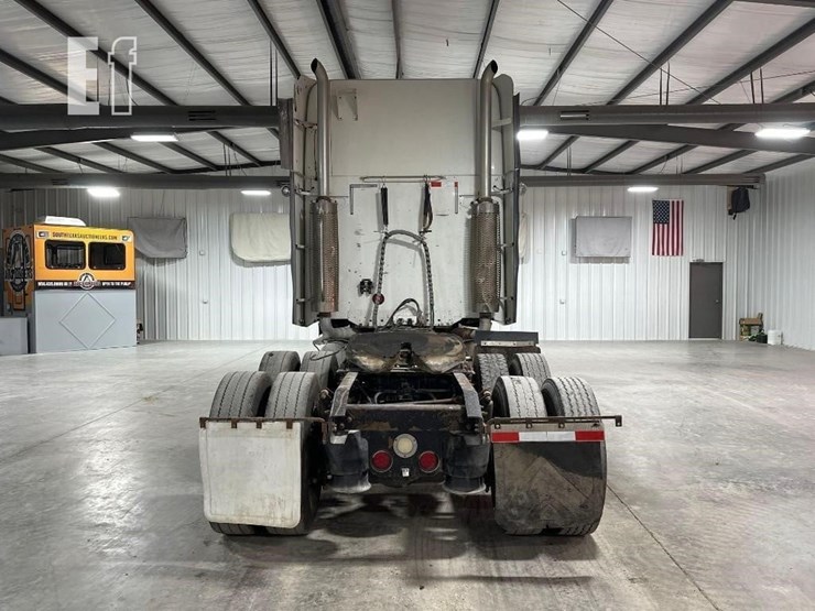 2007-freightliner-columbia-120-image-8