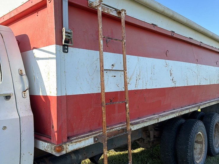 1973-tag-tandem-366-5+2,-motor-has-very-low-miles,-good-power,-roll-tarp,-truck-runs-and-operates-good-image-9