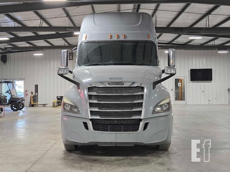 2020-freightliner-cascadia-126-image-7
