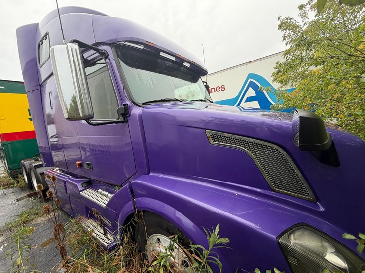 #1662-•-volvo-sleeper-cab-truck-tractor-image-7