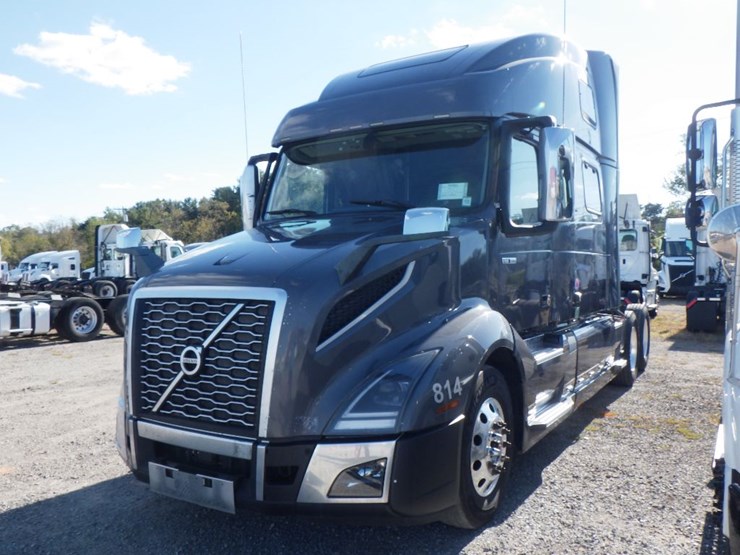 2020-volvo-vnl860-image-1
