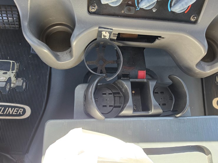 2007-freightliner-m2-106-image-59