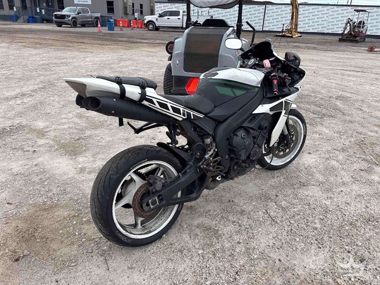 2006-yamaha-yzf-r1-motorcycle-image-3