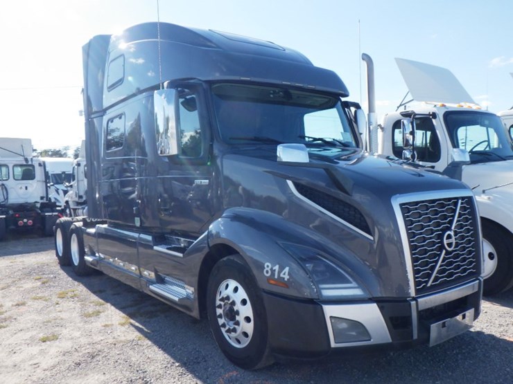 2020-volvo-vnl860-image-3