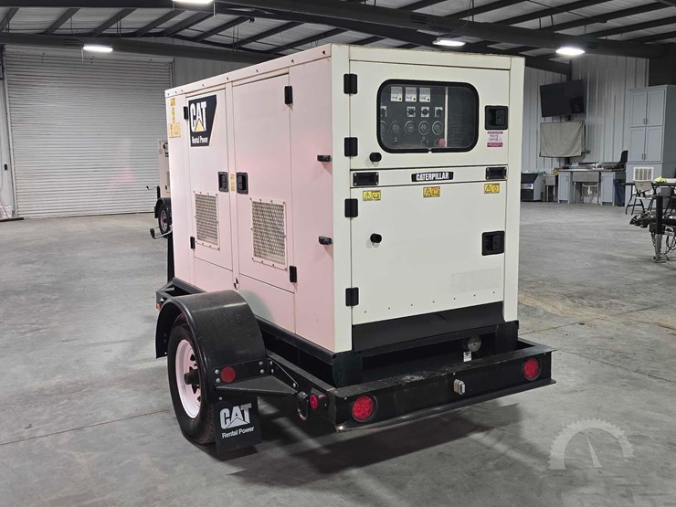 2015-caterpillar-xq30-8-image-2