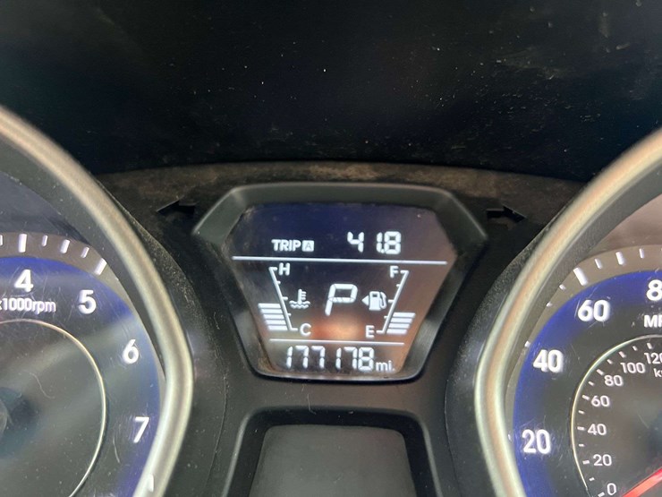 2015-hyundai-elantra-4-door-sedan-(177,178-miles)-image-26