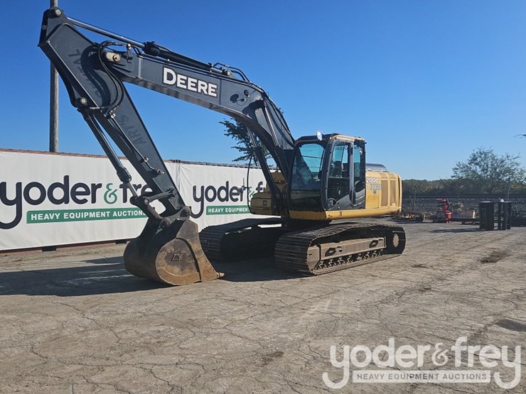 2011-deere-200d-image-1