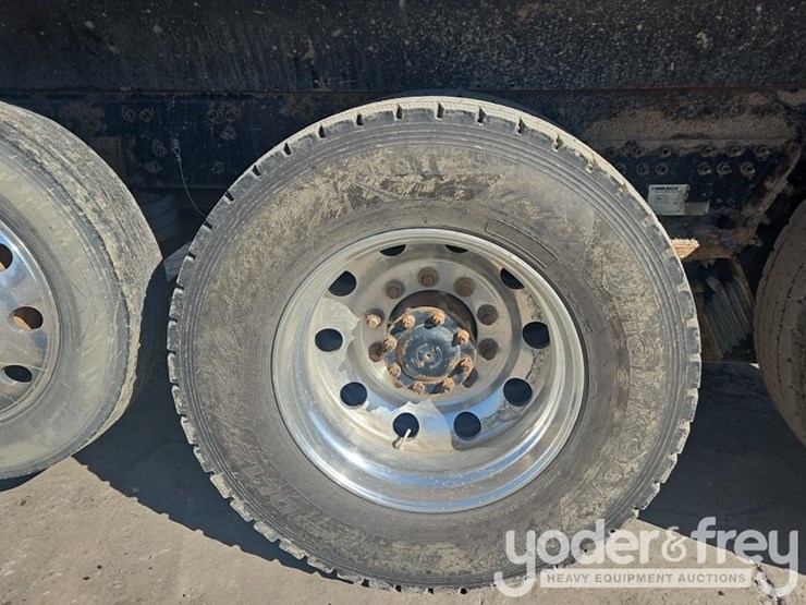 2019-freightliner-122sd-image-14