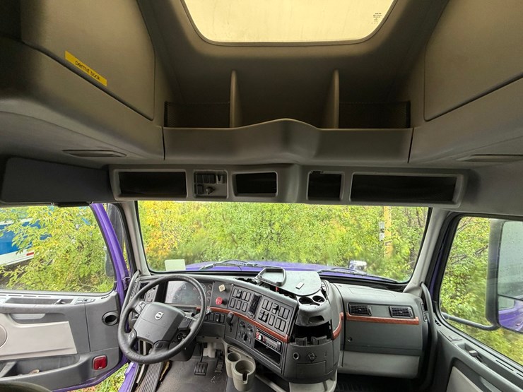 #1662-•-volvo-sleeper-cab-truck-tractor-image-40
