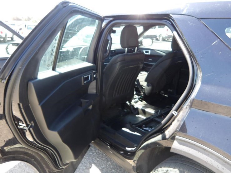 2020-ford-explorer-image-15