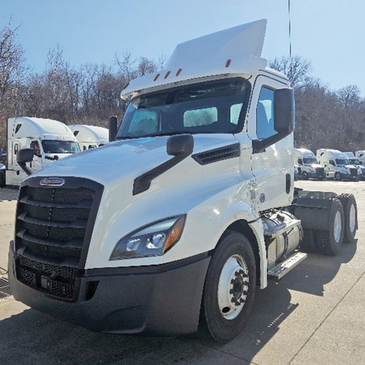 2020 FREIGHTLINER CASCADIA 126