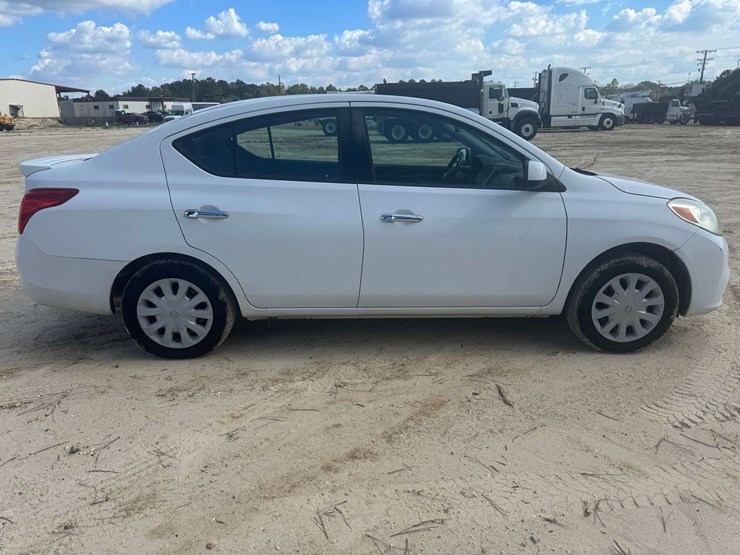 2014-nissan-versa-sv-4dr-sedan---56,707-actual-miles-image-7