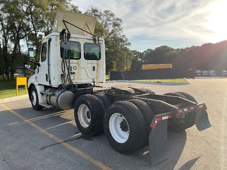 2019-freightliner-cascadia-126-image-2