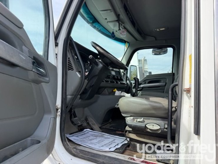 2017-kenworth-t880-image-10