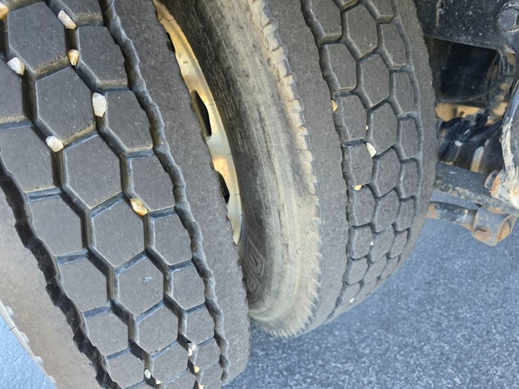 2007-freightliner-m2-106-image-84