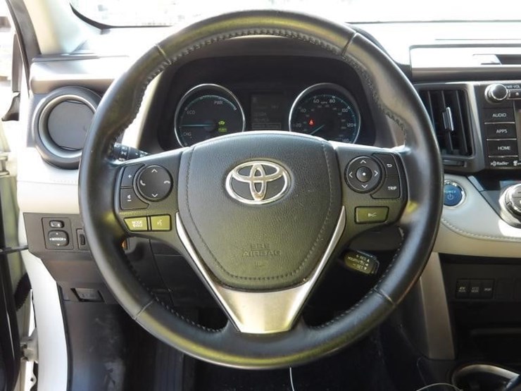 2017-toyota-rav4-xle-image-15