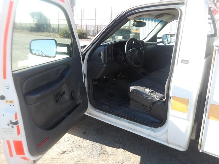 2003-chevrolet-silverado-utility-truck-image-12