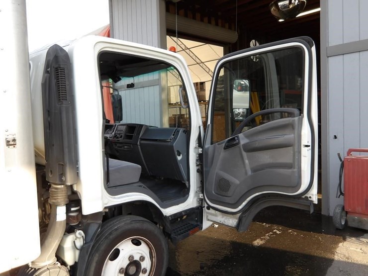2016-isuzu-npr-image-64