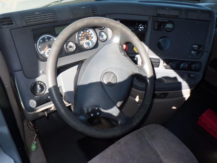 2018-freightliner-cascadia-125-image-11