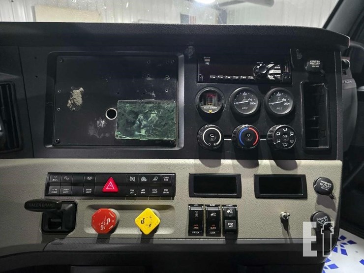 2020-freightliner-cascadia-126-image-14