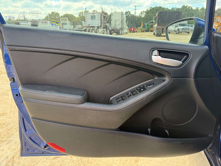 2017-kia-forte-4-door-sedan-(101,833-miles)-image-7
