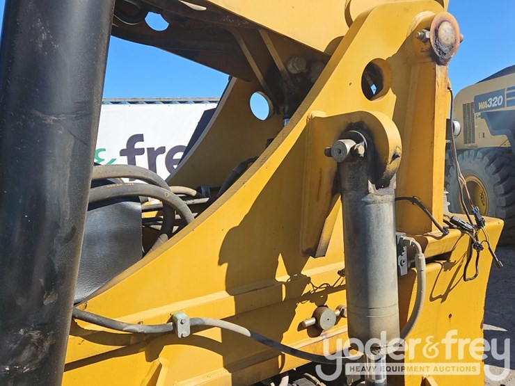 2014-caterpillar-tl1055c-image-22
