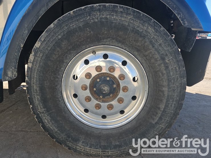 2019-freightliner-122sd-image-21
