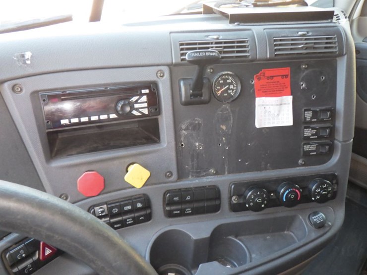 2017-freightliner-cascadia-125-image-18