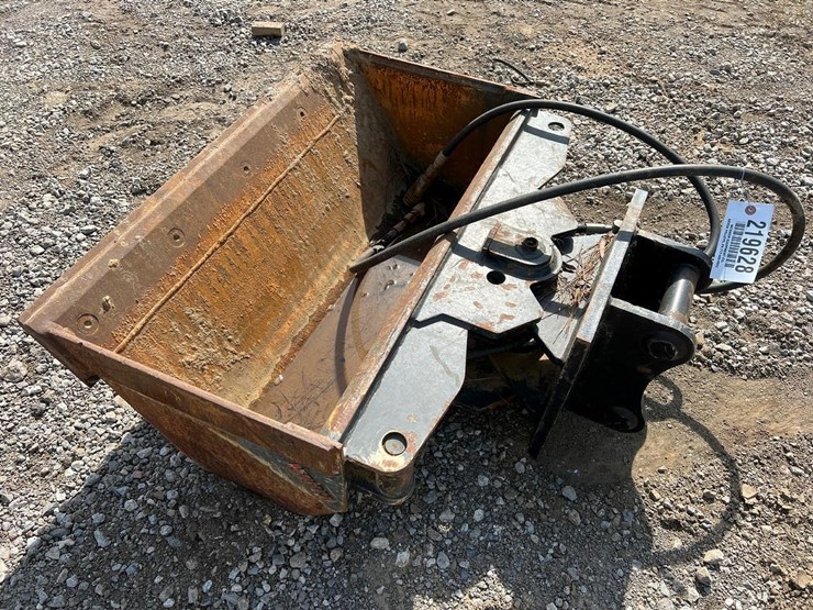 mongo-36"-excavator-tilt-bucket-image-1
