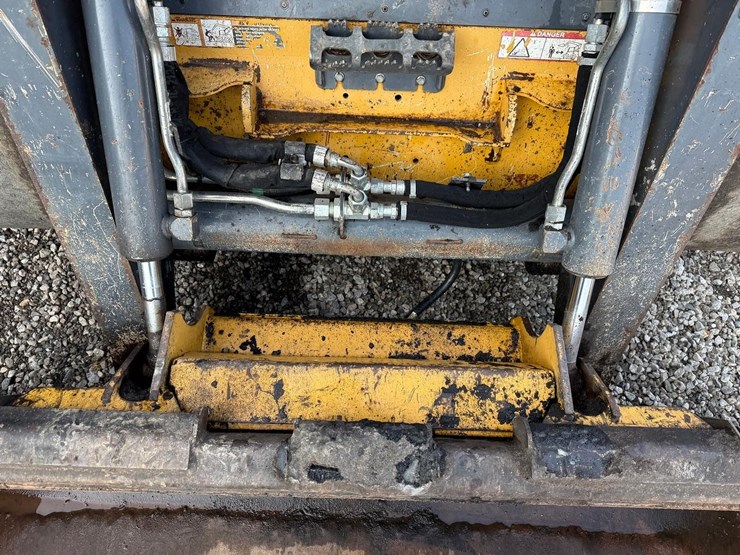2016-deere-326e-image-10