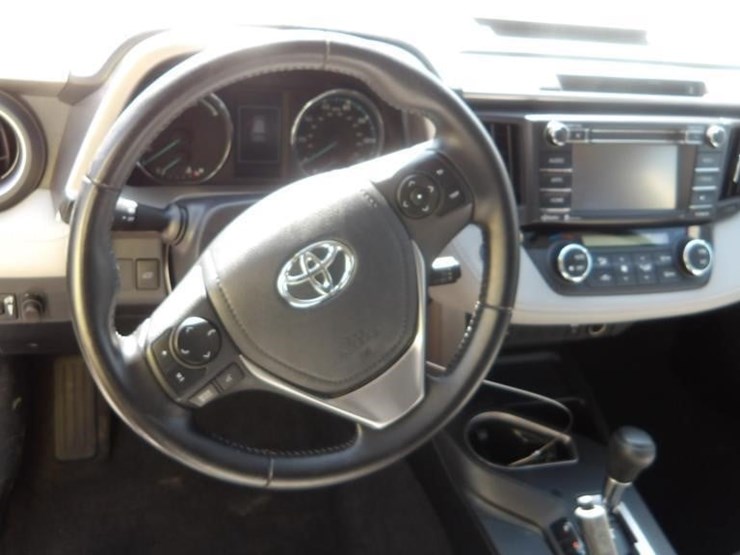 2016-toyota-rav4-xle-image-16