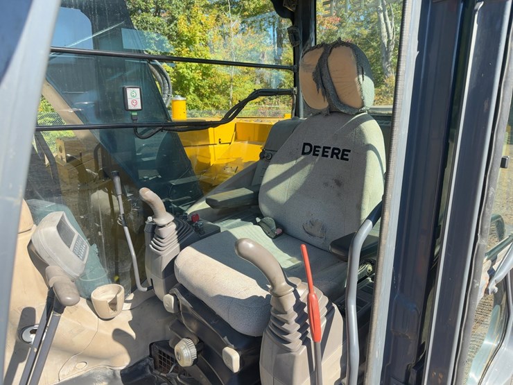 2010-deere-135d-image-37