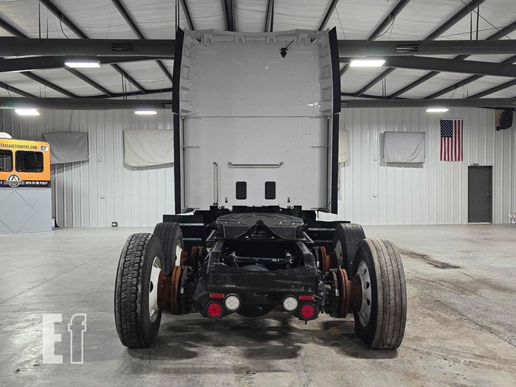2024-peterbilt-579-image-8