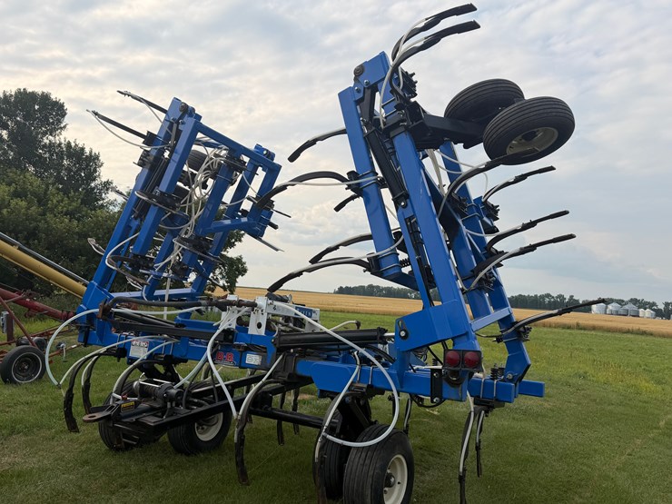 47'-model-tb47-nh3-applicator,-raven-control,-excellent-condition.-note:-this-piece-of-equipment-has-been-stored-inside-and-is-as-nice-as-you'll-ever-find.-includes-pallet-of-extra-nh3-drops-image-9