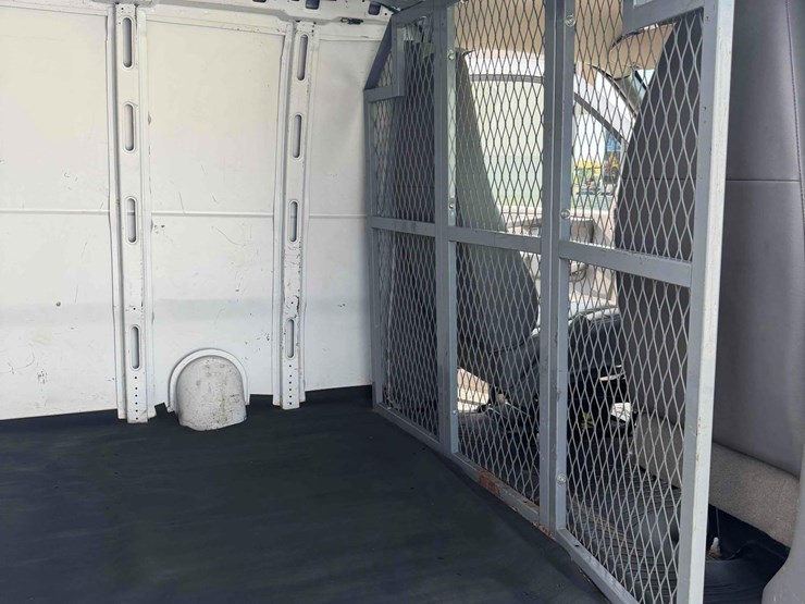 2010-chevrolet-cargo-van-image-13
