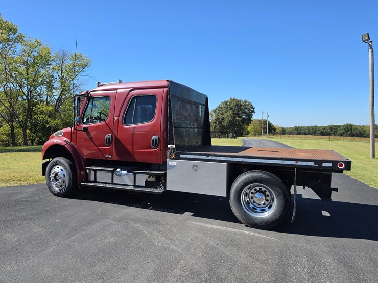 2007-freightliner-m2-106-image-7